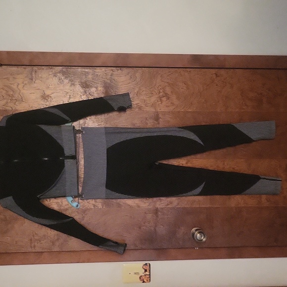 Black & Gray Two-Piece Workout / Yoga - Picture 4 of 9